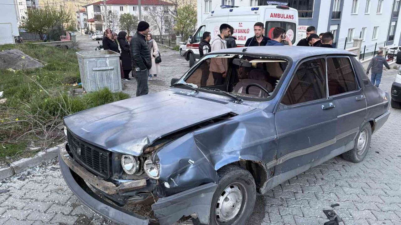 Kastamonu Tosya'da otomobil ile motosiklet çarpıştı: 3 yaralı