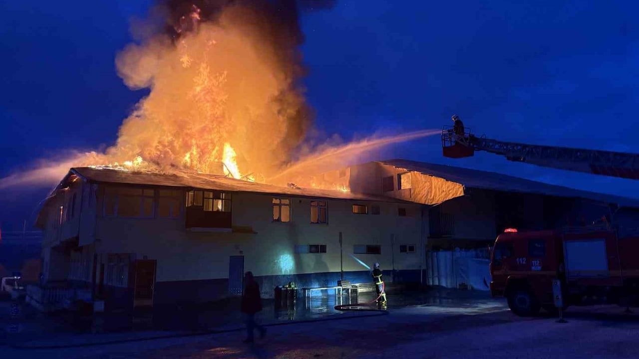 Kastamonu Tosya'da tekstil ve filtre üretim fabrikasında yangın