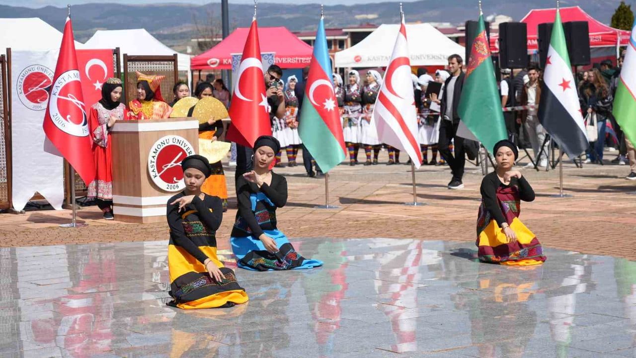 Kastamonu Üniversitesi'nde Nevruz Şenliği: Bayrak Yürüyüşü, Uluslararası Gösteriler ve Nevruz Ateşi