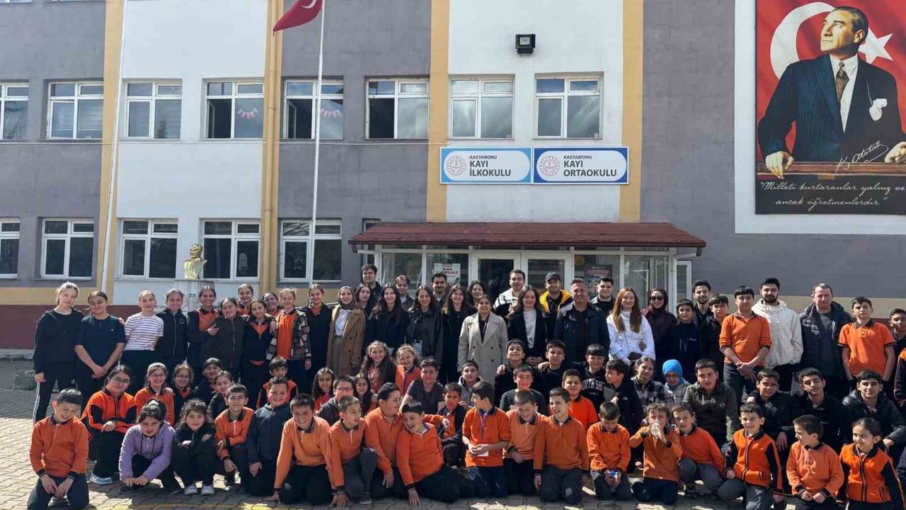 Kastamonu Üniversitesi'nin 'Minik Kanatlar Havalimanında' projesiyle Kayı İlköğretim Okulu'na havalimanı gezisi