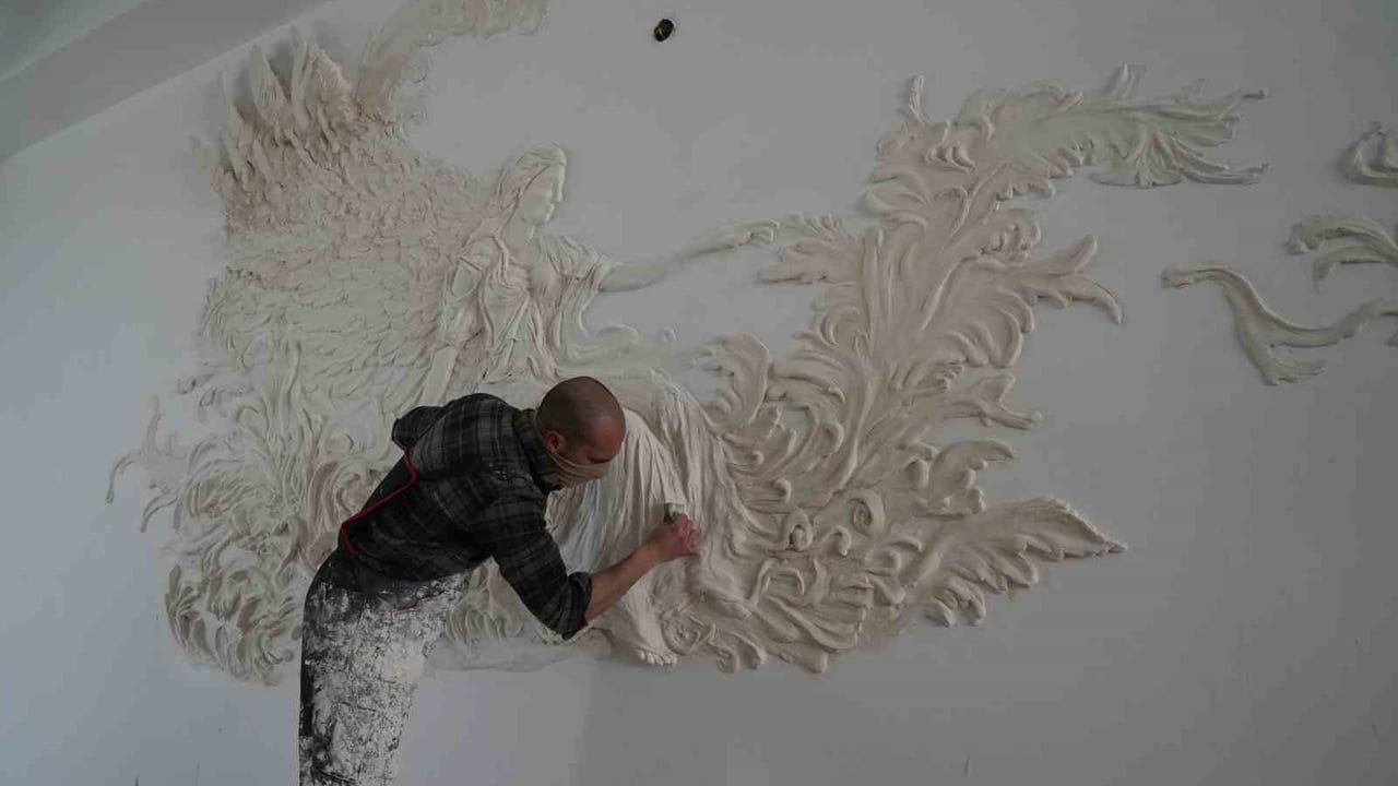 Kastamonulu genç sanatçı Alperen Karaahmetoğlu alçı rölyeflerle duvarları tabloya dönüştürüyor