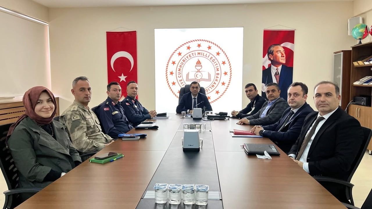 Kavak'ta İlçe Güvenlik ve Asayiş Toplantısı: Uyuşturucu, Okul Güvenliği ve Kurumlar Arası Koordinasyon
