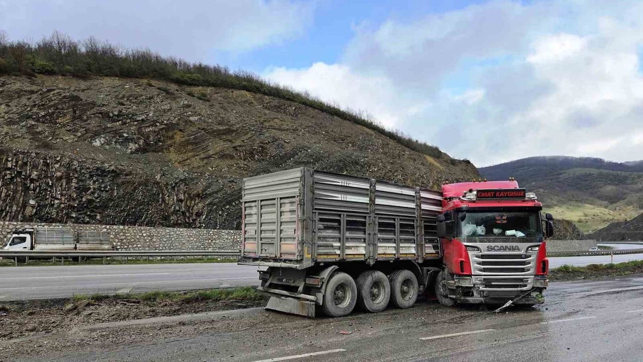 Kavak'ta yağış nedeniyle tır makasladı, sürücü yaralandı