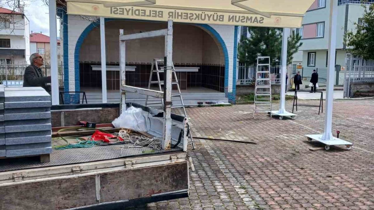 Kavak'taki camilere kurulan çift açılır tente sistemi mahalleliyi memnun etti
