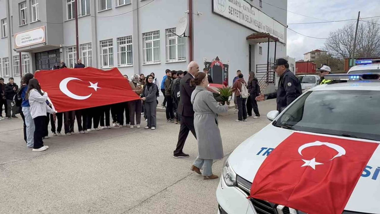 Kaynarca'da kavga ihbarıyla gelen polisler, lise öğrencileri ve öğretmenlerce çiçek ve bayraklarla karşılandı