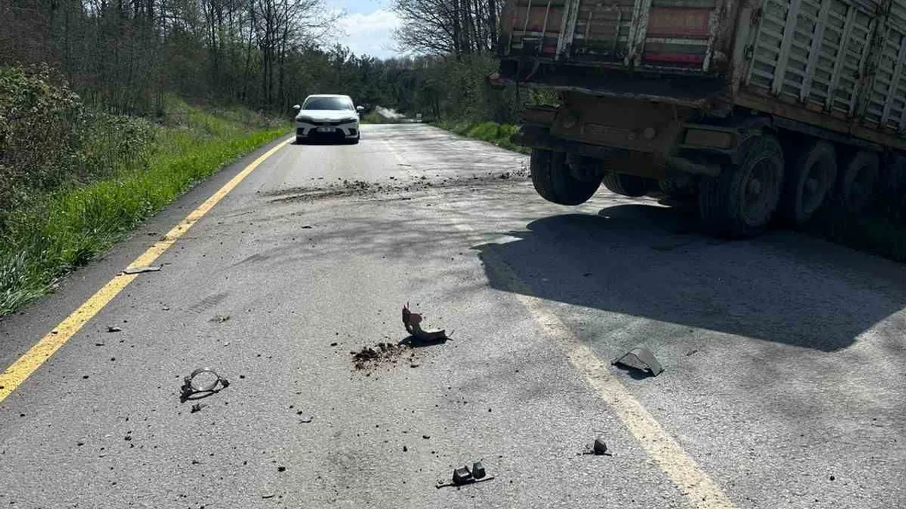 Kaynarca'da yakıt yüklü kamyon kontrolden çıktı; muhtar yaralı sürücüye ilk müdahaleyi yaptı