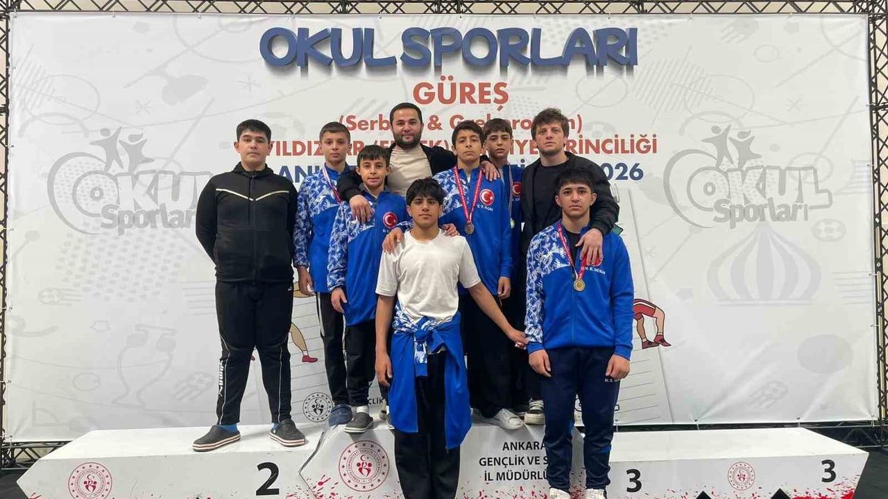Kayseri, Ankara'da Okul Sporları Yıldızlar Greko-Romen'de takım Türkiye şampiyonu