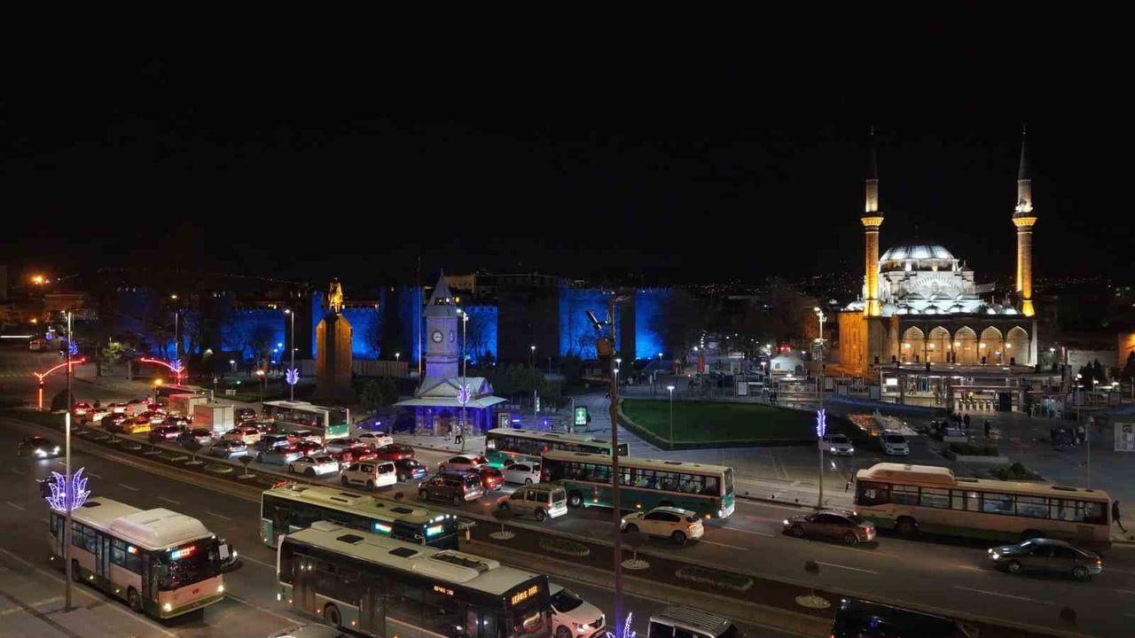 Kayseri Büyükşehir, Saat Kulesi ve Kayseri Kalesi'ni mavi ışıkla aydınlatarak otizm farkındalığına dikkat çekti