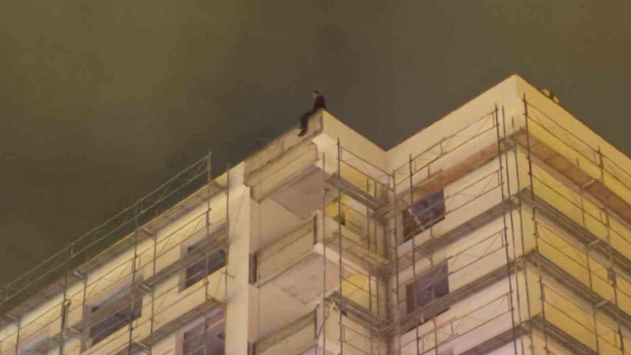 Kayseri'de 14 katlı inşaatın çatısında intihar girişimi: Polis 3 saatte ikna etti