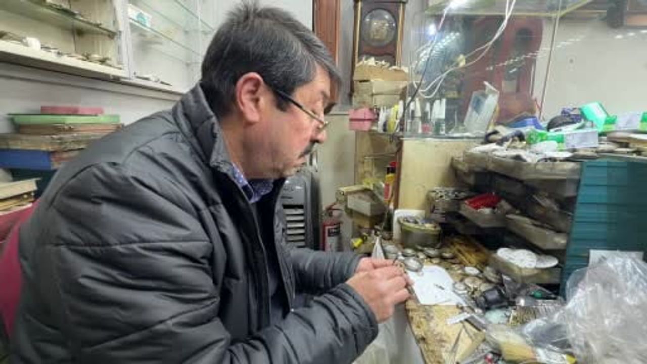 Kayseri'de 44 yıldır 250-300 yıllık saatlere ince ayar yapan saatçi İbrahim Çimen