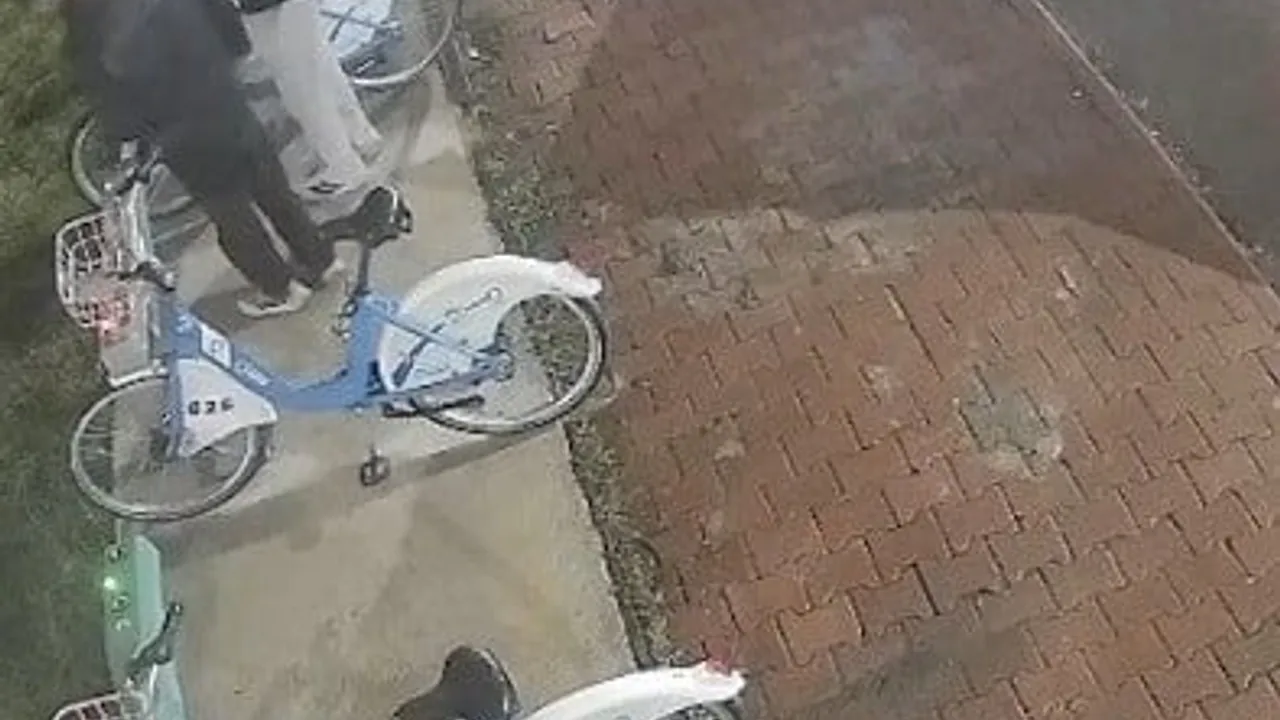 Kayseri'de Kaybis istasyonlarındaki bisikletlere zarar verilmesi güvenlik kamerasına yansıdı