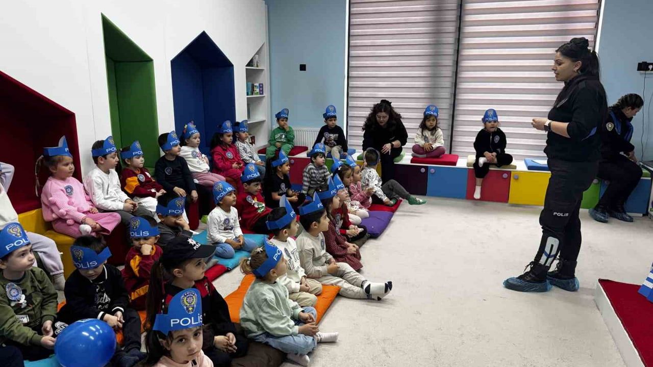 Kayseri'de miniklere polislik mesleği tanıtıldı: Fuat Attaroğlu Çocuk Kütüphanesi'nde etkinlik