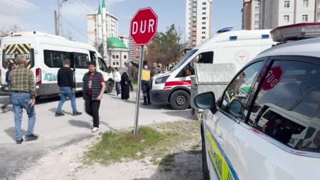 Kayseri'de öğrenci servisi ile rehabilitasyon servisi çarpıştı: 5 yaralı