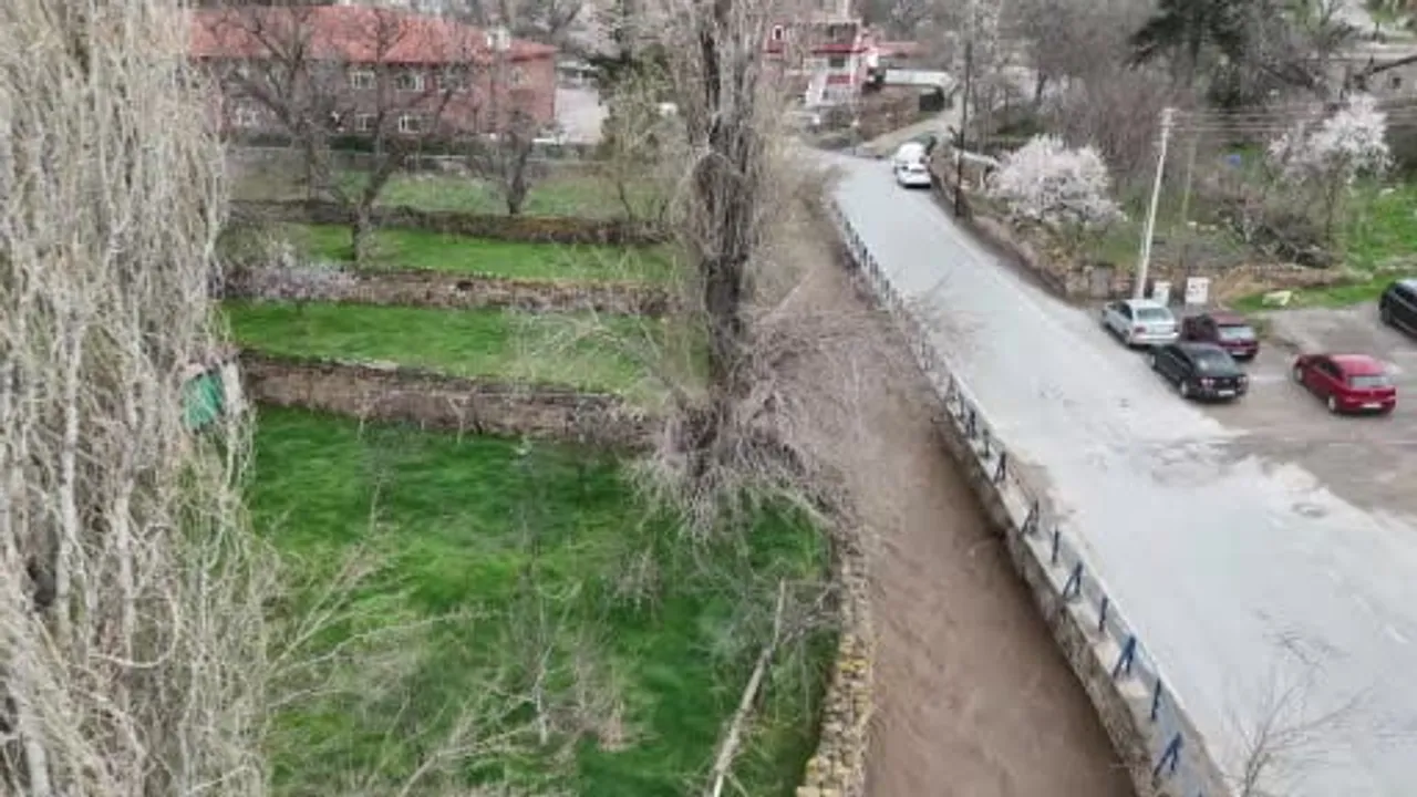 Kayseri'de sağanak yağışlar sulama kanallarını coşturdu: Baharla birlikte görsel şölen