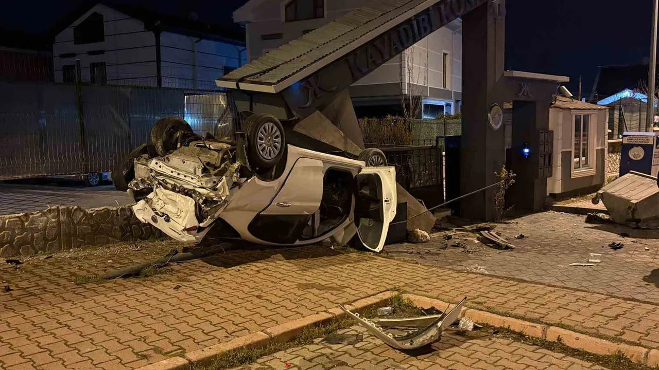Kayseri'de takla atan otomobil sitenin girişine çarptı: 1 yaralı