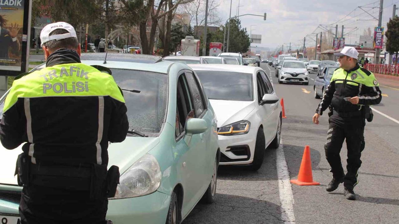 Kayseri'de trafik denetimleri: 'APP' plakalar ve multimedya hakkında 1 Mayıs'a kadar bilgilendirme