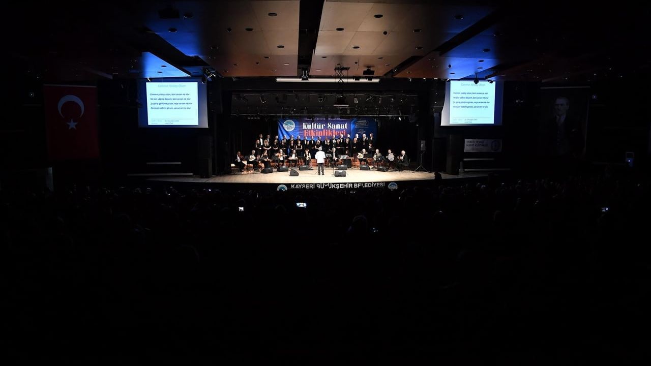 Kayseri'de Türk Sanat Müziği Kent Korosu Konseri Kadir Has'ta Yoğun İlgi Gördü