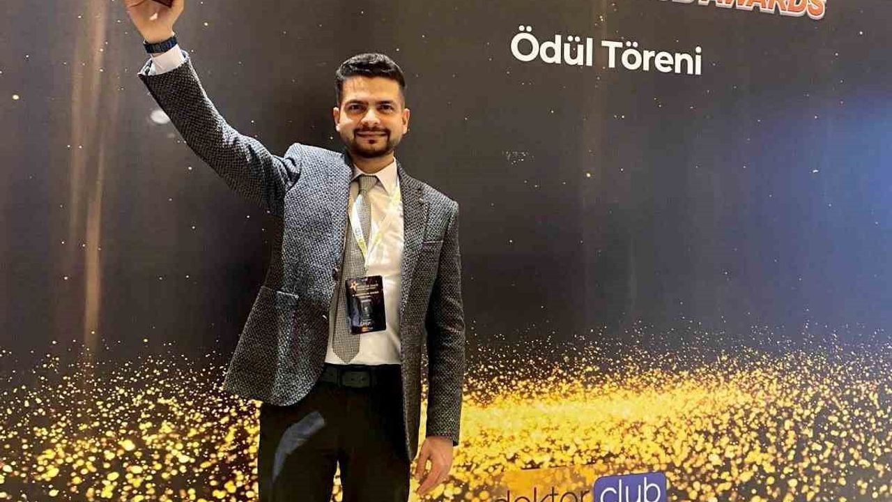 Kayseri Devlet Hastanesi'nden Dr. Zekeriya Çetinkaya'ya 'Yılın Yenilikçi Sağlık Profesyonelleri' Ödülü