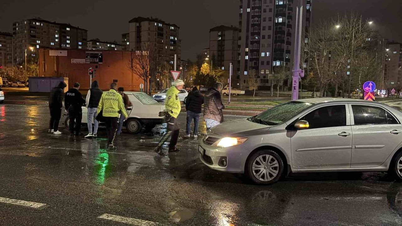 Kayseri Kocasinan'da iki otomobil çarpıştı: Tofaş'ın ön kısmı hasar gördü