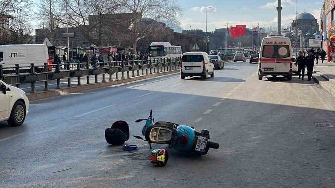 Kayseri Kocasinan'da motosikletin çarptığı yaya hastaneye kaldırıldı