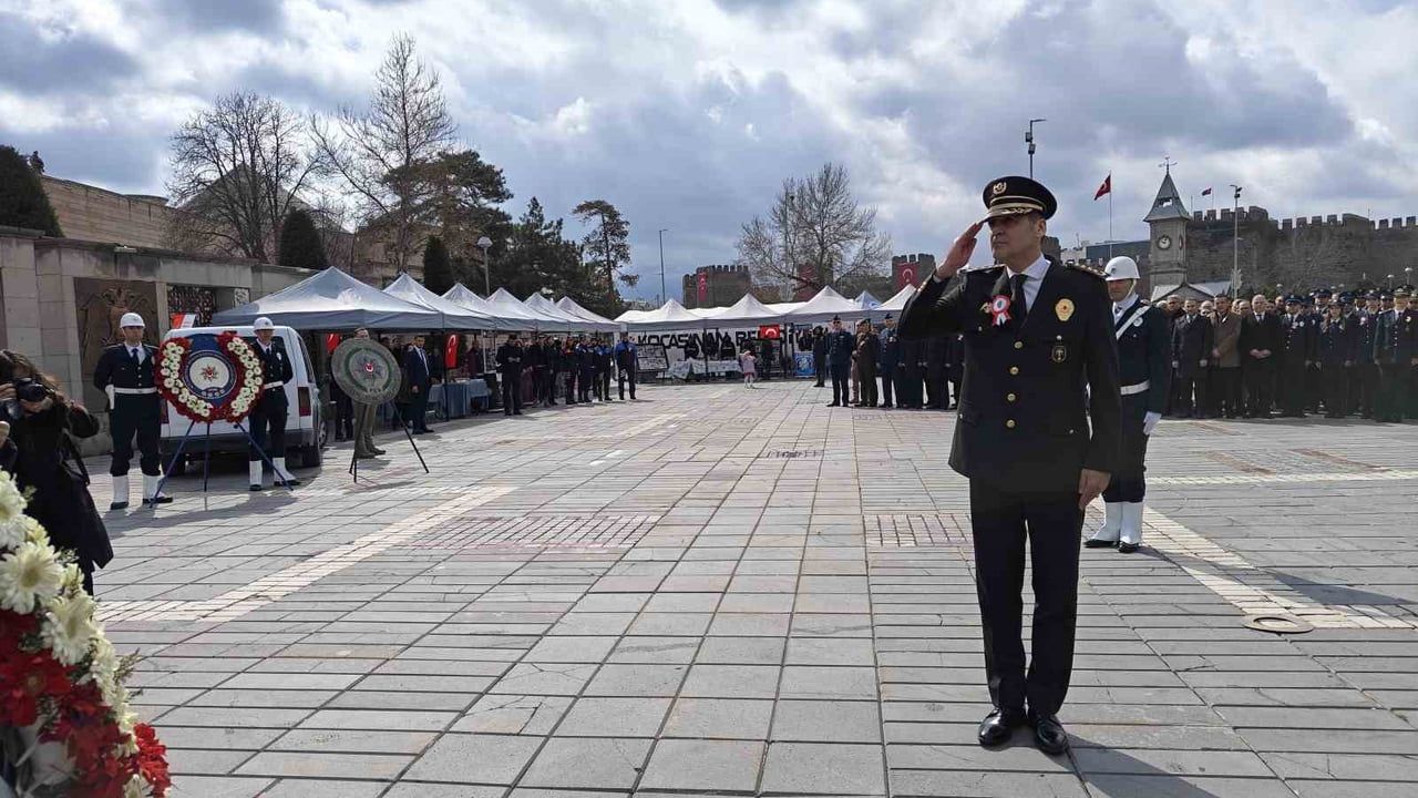 Kayseri Polis Haftası'nda Özel Harekat ekiplerinden Kayseri Kalesi'nde halatla ters iniş ve pankart gösterisi