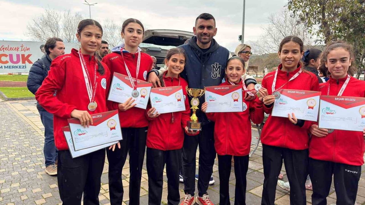 Kayserili atletler Kuşadası'ndaki Yıldızlar Kros Türkiye Şampiyonası'ndan madalyalarla döndü