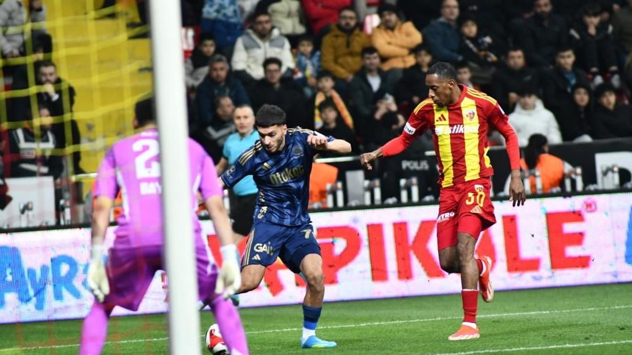 Kayserispor taraftarı Bilal Bayazıt'a pankartlı tepki: 'Elin uzamıyor, dilin durmuyor'