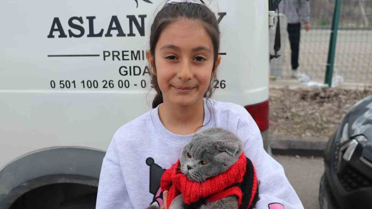 Kedisiyle stadyuma gelen minik taraftar bu kez Bursaspor’u destekledi