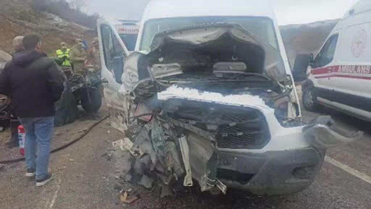 Kelkit'te öğretmenleri taşıyan minibüs ile otomobil çarpıştı: 1 ölü, 10 yaralı