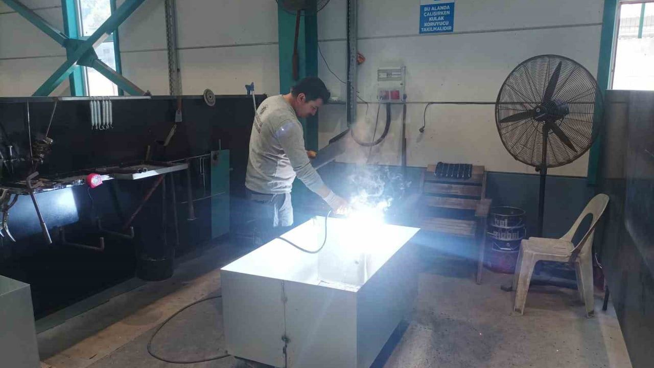 Kepez Belediyesi, Kurban Bayramı Öncesi Çöp Konteyneri ve Sanayi Kazanı Çalışmalarını Hızlandırdı