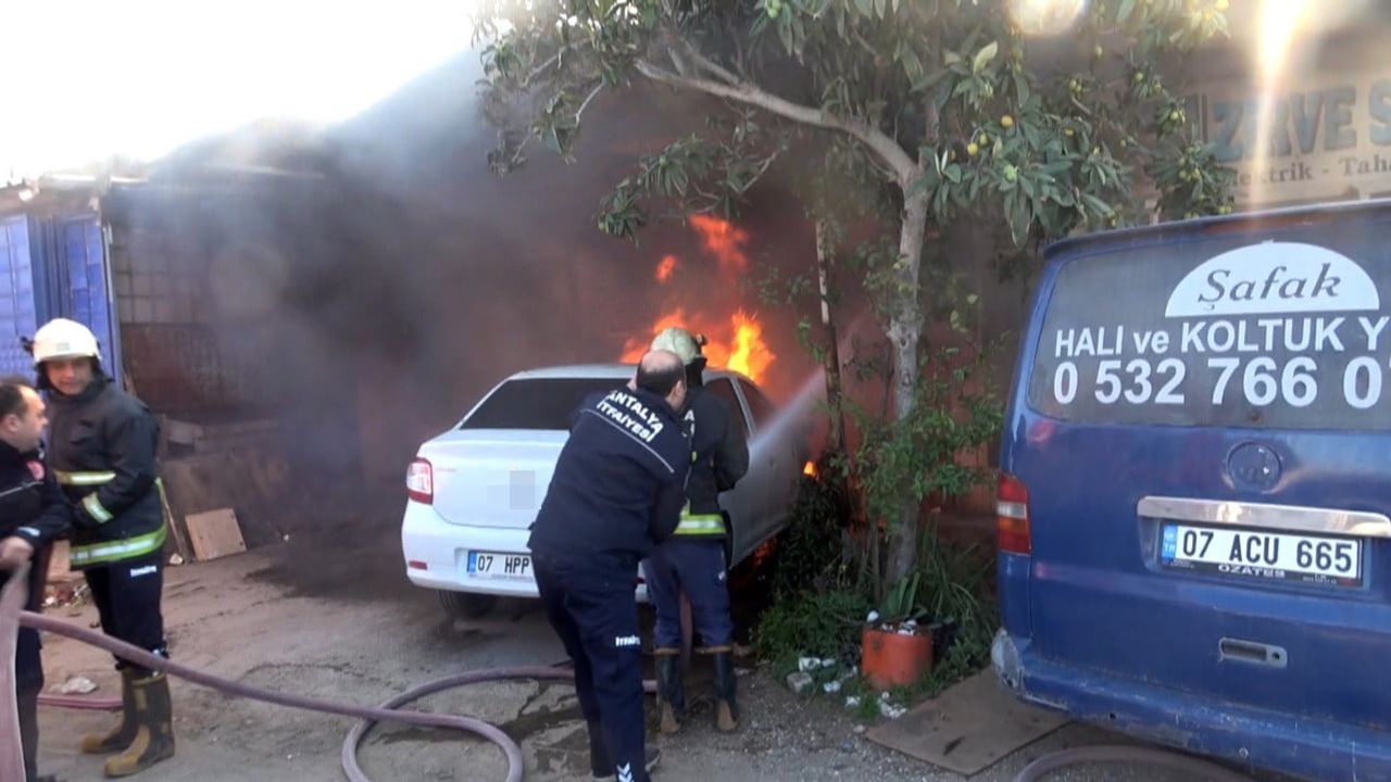 Kepez'de 15 gün önce taşınan motosiklet tamirhanesinde yangın: Güvenlik kamerası uyarısıyla fark edildi