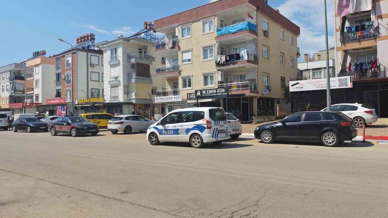 Kepez'de Husumetli Akrabalar Arasında Bıçaklı Kavga: 2 Yaralı, 3 Şüpheli Yakalandı