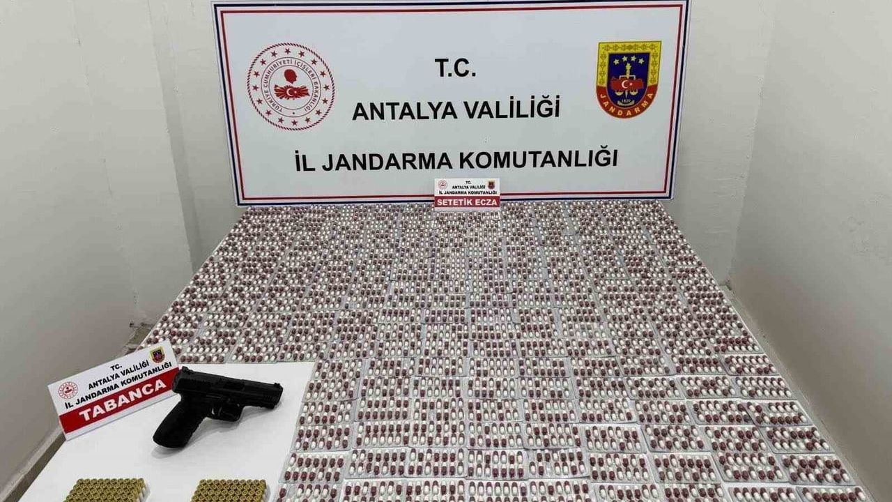 Kepez'de jandarma operasyonu: 1.298 Gerica hap, ruhsatsız 9 mm tabanca ve 113 mermi ele geçirildi