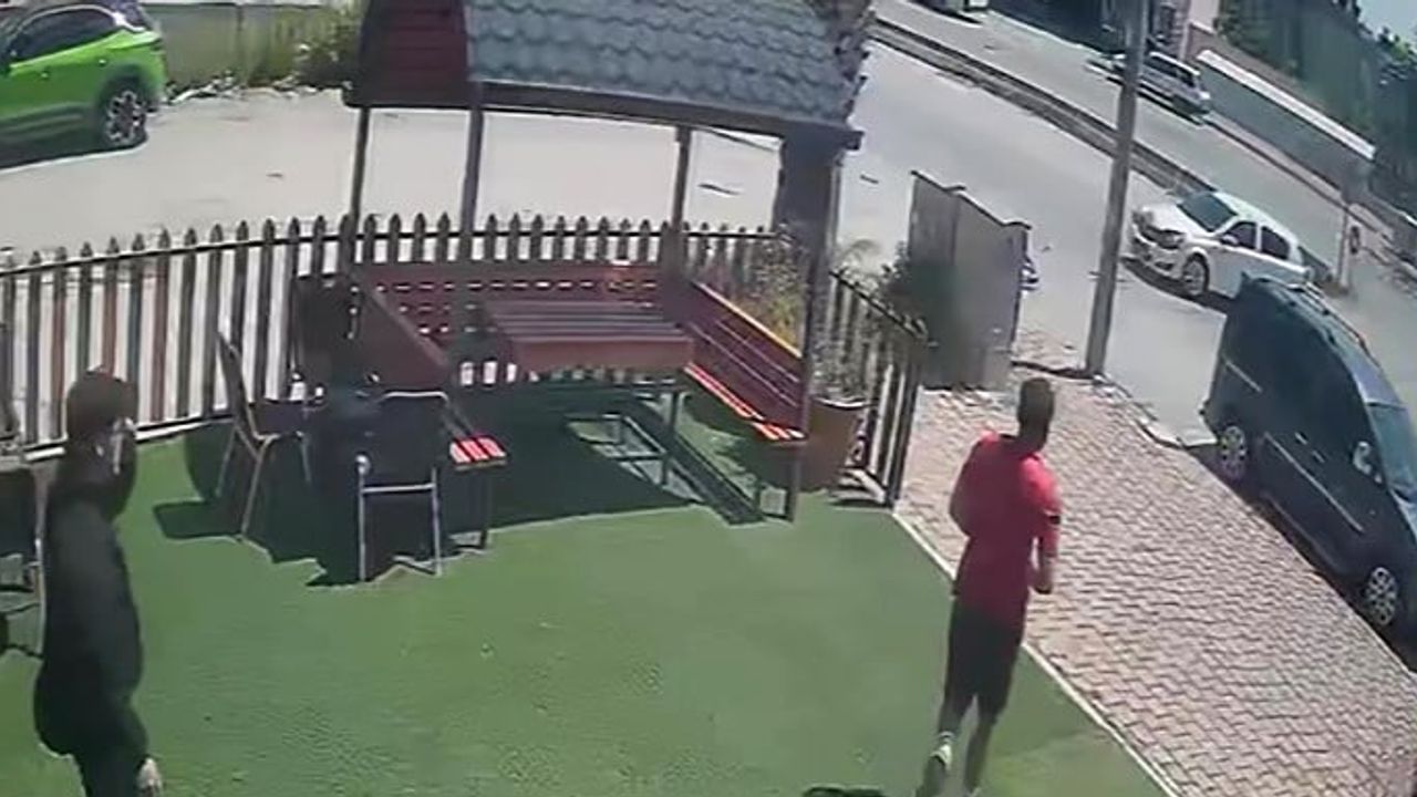 Kepez'de otomobil ile motosiklet çarpıştı: 1 yaralı, kaza güvenlik kamerasında