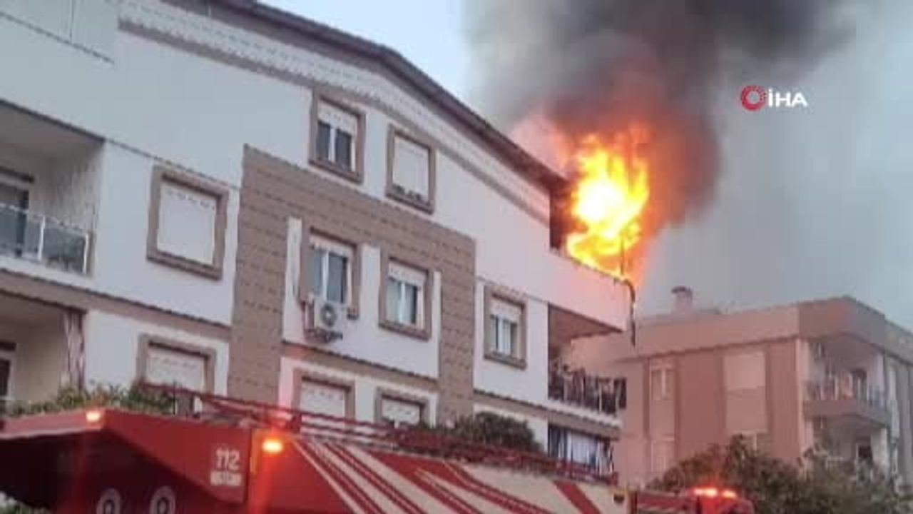 Kepez'de teras katında yangın: Dubleks dairede hasar, 2 kişi hastaneye kaldırıldı