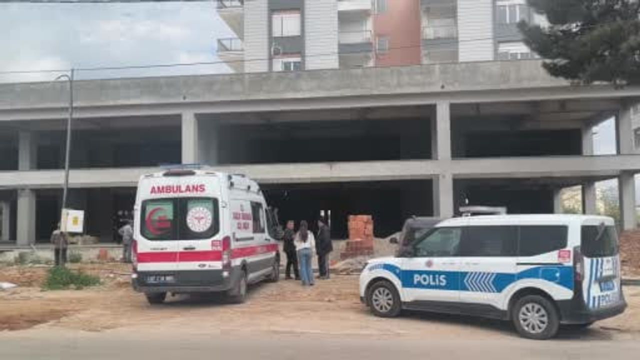Kepez'de yapımı duran inşaatın merdiven boşluğunda 30'lu yaşlarda erkek cesedi bulundu