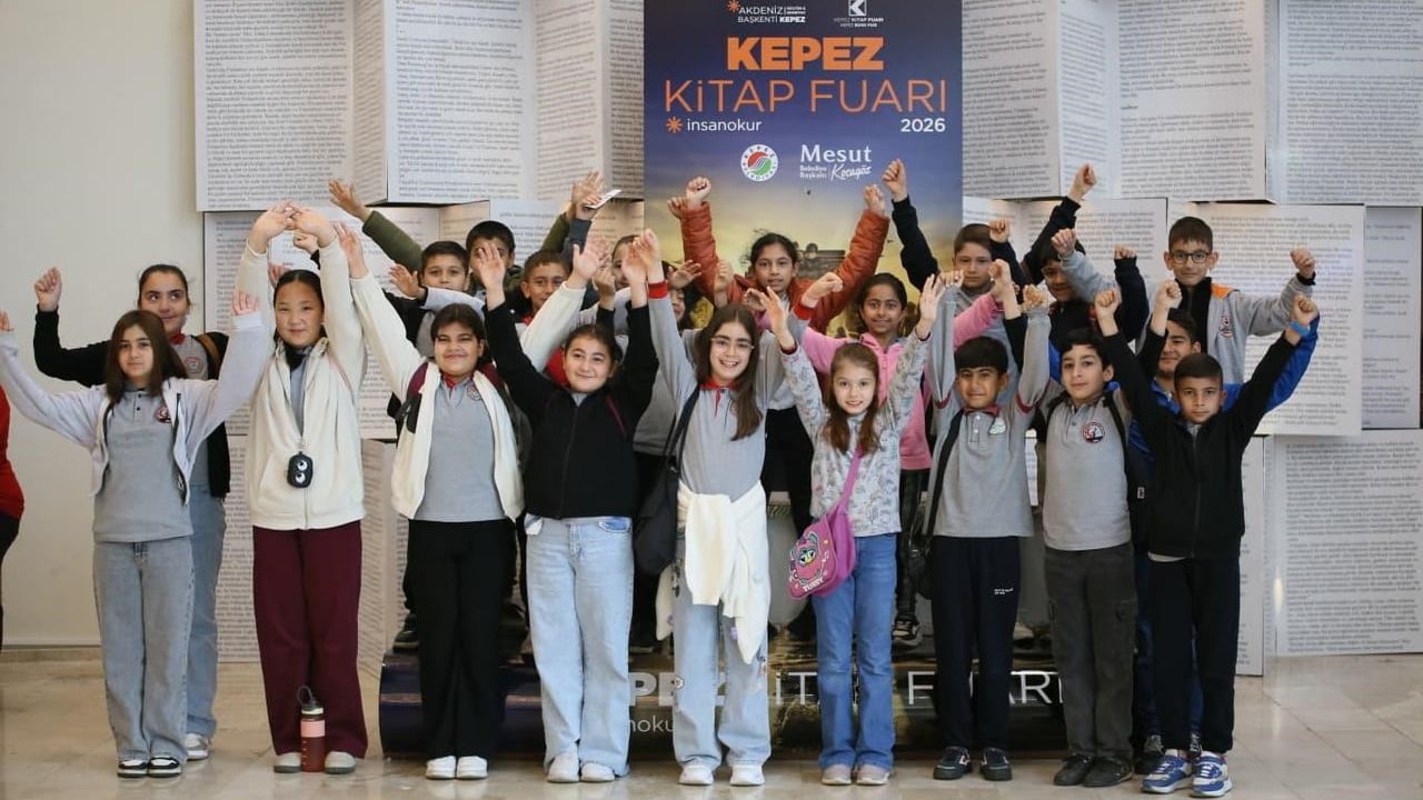 Kepez Kitap Fuarı 'İnsan Okur' mottosuyla her yaştan okuru çekiyor