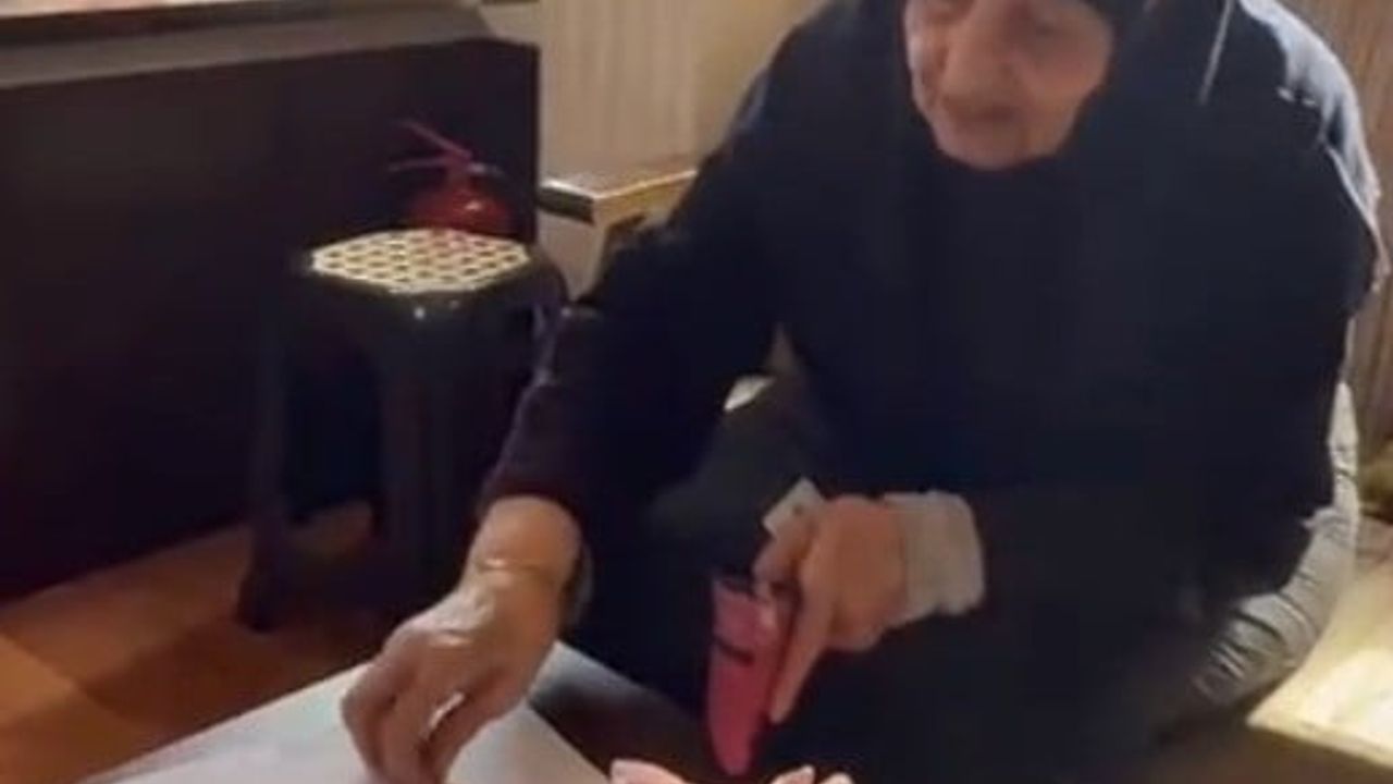 Kepez’te pazarda bulunan cüzdan, zabıta tarafından sahibine teslim edildi