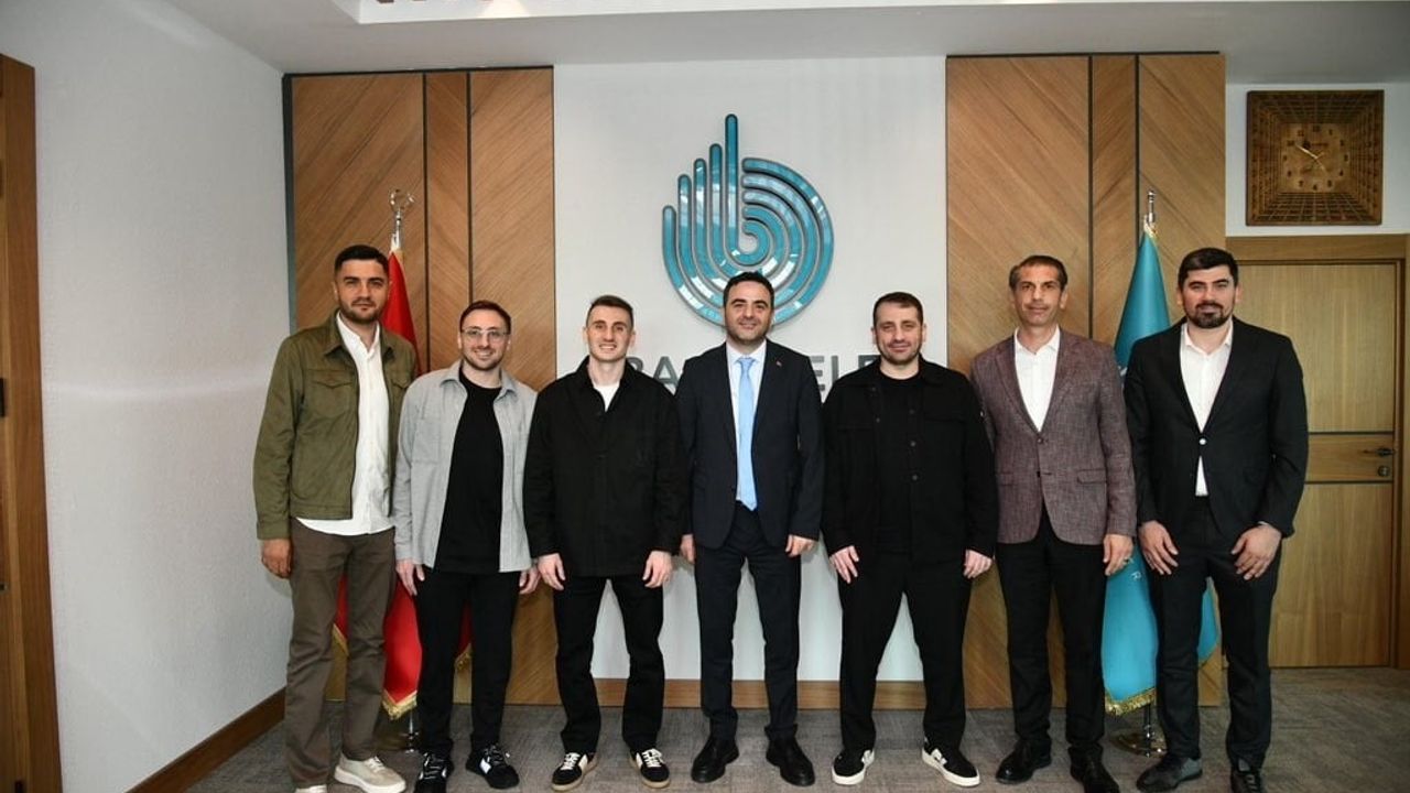 Kerem Aktürkoğlu, Başiskele Belediye Başkanı M. Yasin Özlü’ye 7 numaralı milli formayı takdim etti