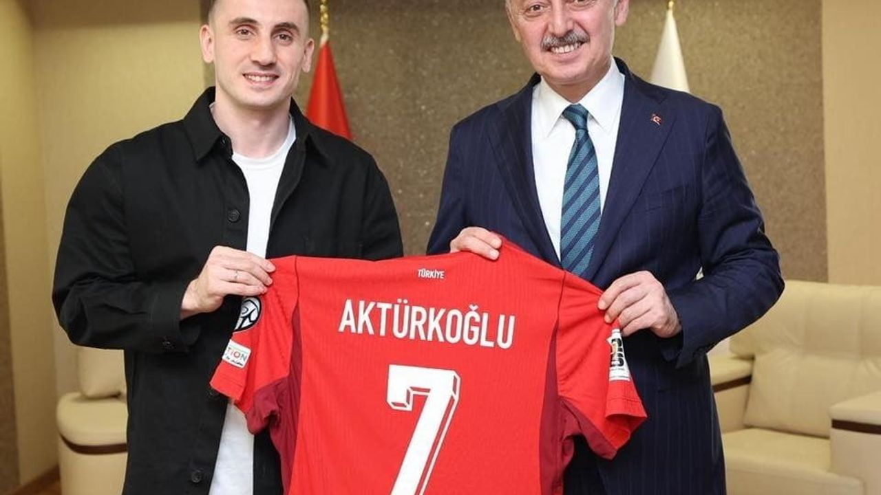 Kerem Aktürkoğlu’ndan Başkan Tahir Büyükakın’a 7 numaralı ay-yıldızlı forma