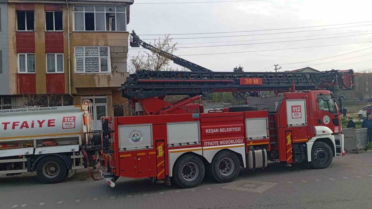 Keşan'da 23 yaşındaki genç evi ateşe verdi, yangın itfaiye ekiplerince söndürüldü
