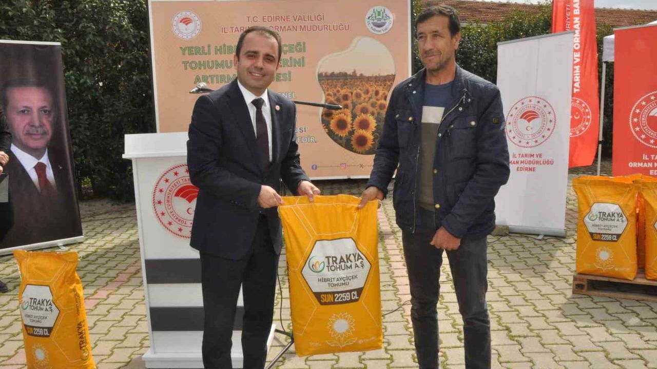 Keşan'da 41 üreticiye yüzde 75 hibe destekli yerli hibrit ayçiçeği tohumu dağıtıldı