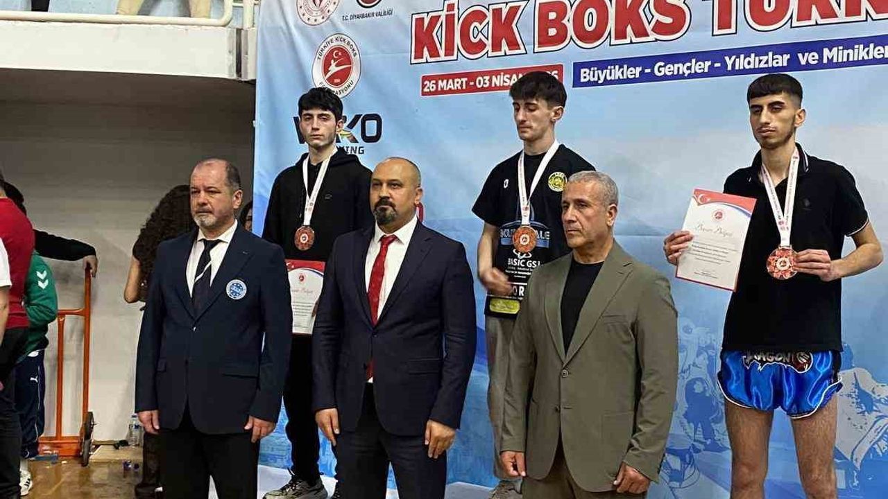 Kickboks Türkiye Şampiyonası'nda Afyonkarahisarlı sporculardan önemli dereceler