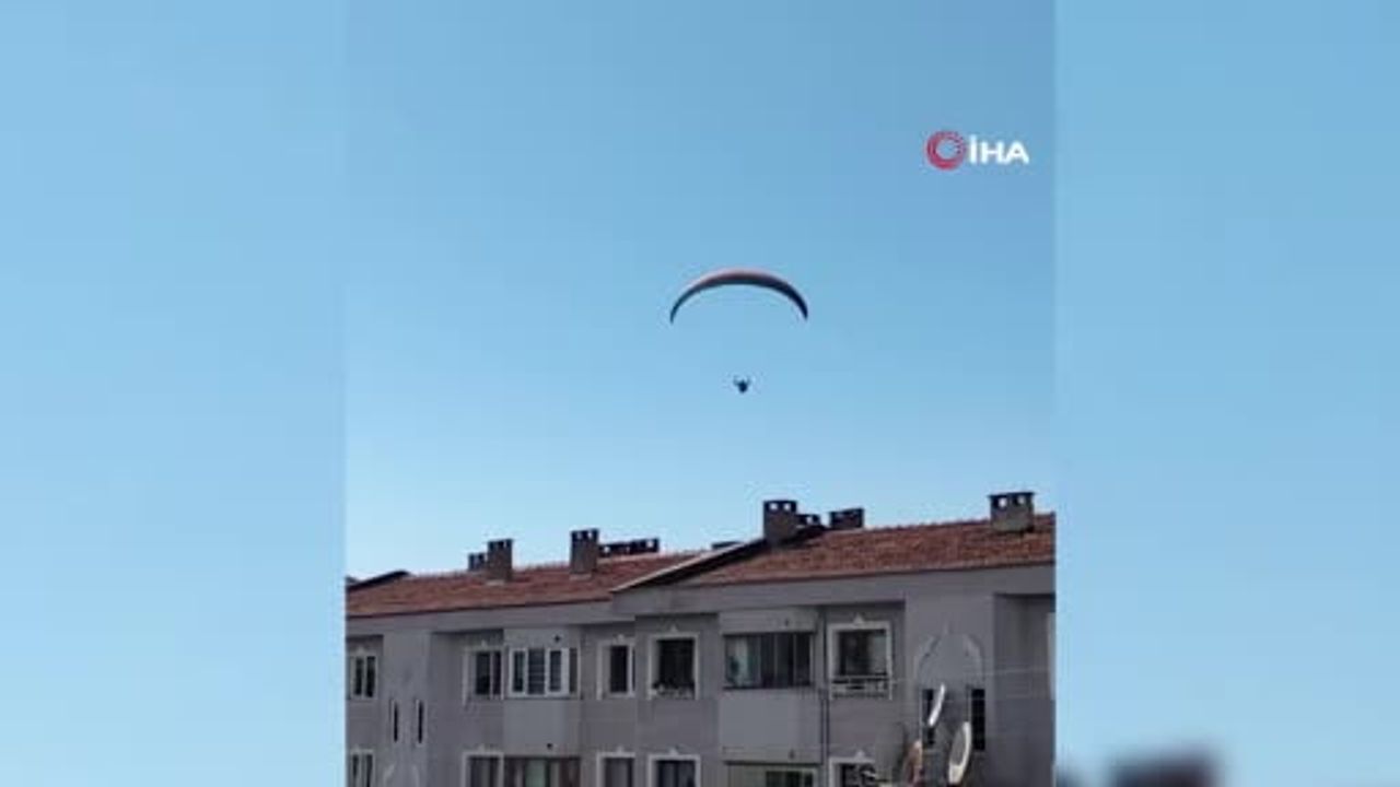 Kilimli'de yamaç paraşütçüsünü çaya davet eden vatandaş pilotla kıraathanede buluştu