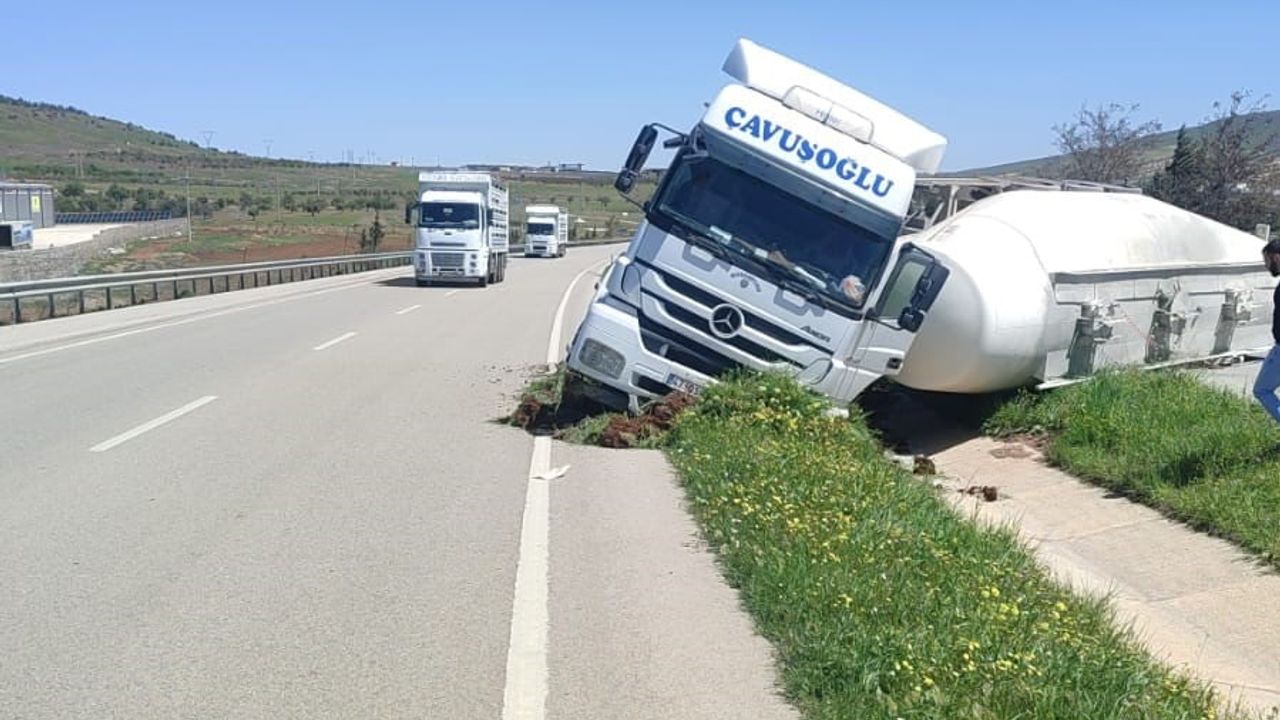 Kilis-Gaziantep Karayolunda beton mikseri refüje devrildi; sürücü yaralanmadı
