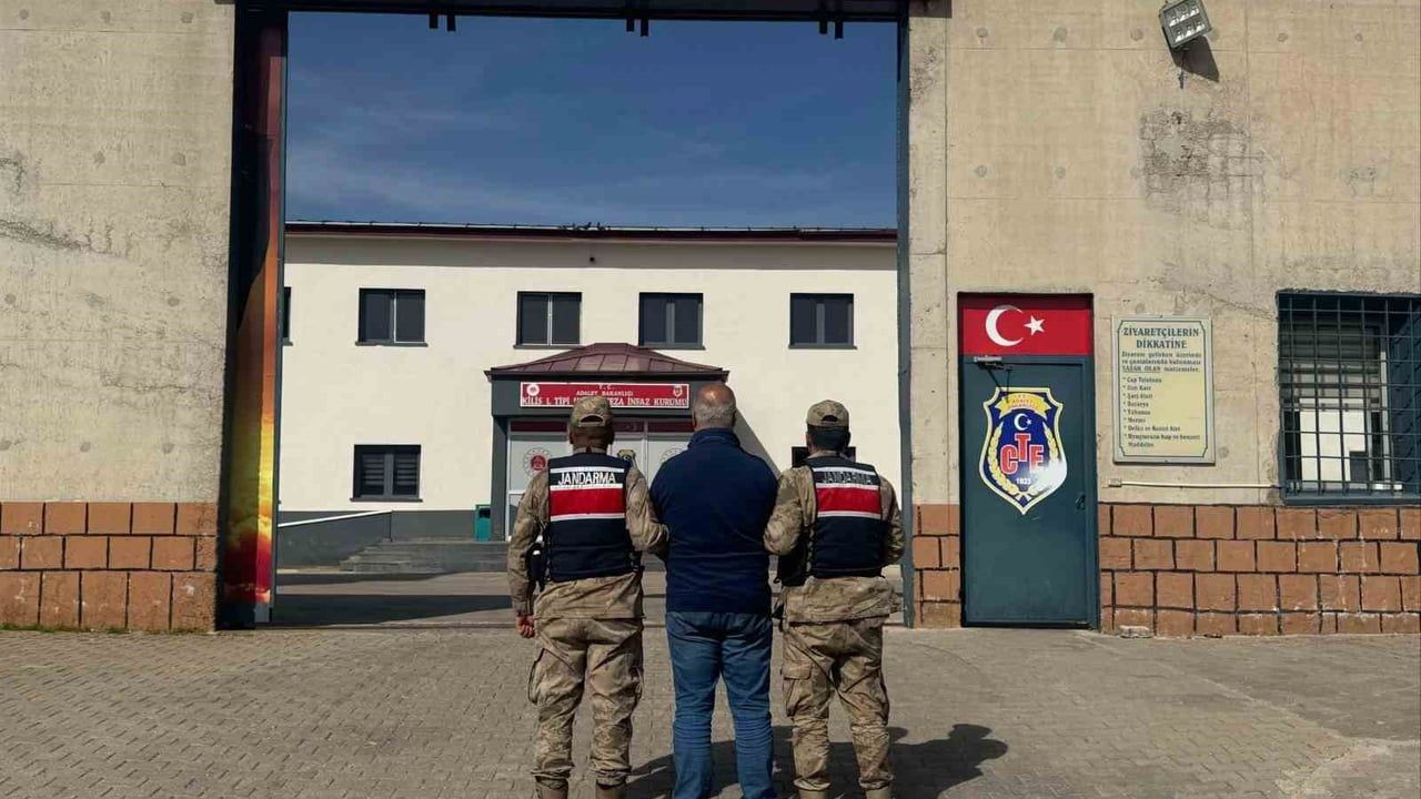 Kilis'te Hakkında 3 Yıl 3 Ay Kesinleşmiş Hapis Cezası Bulunan Firari E.D. Jandarma Tarafından Yakalandı
