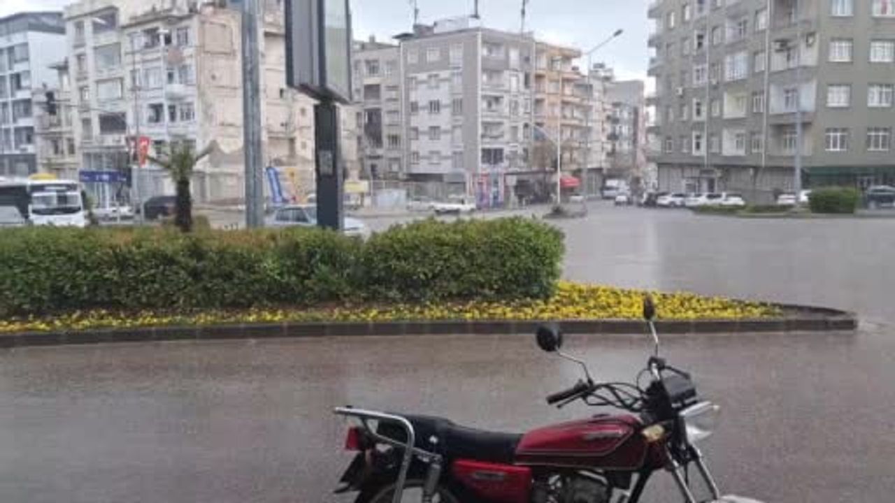 Kilis'te Sabah Sağanak Yağış ve Sis Görüşü Düşürdü, Trafikte Önlemler Alındı