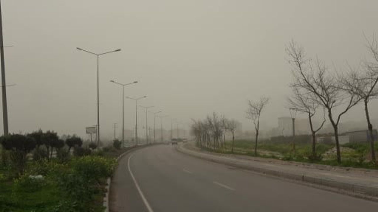 Kilis’te Suriye’den Gelen Toz Bulutu Kent Merkezinde Görüşü Etkiliyor