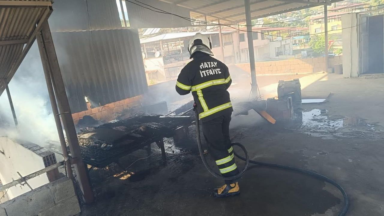 Kırıkhan'da 2 katlı evin terası yandı