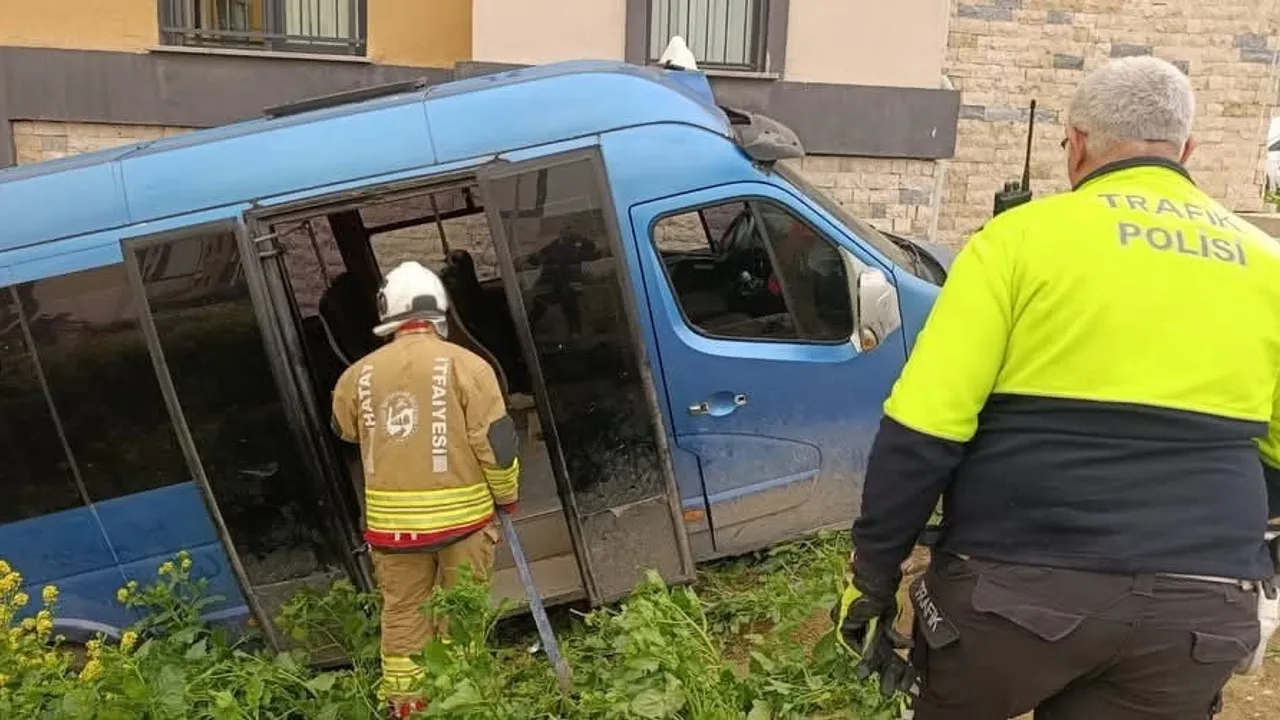 Kırıkhan'da minibüs devrildi: 2 kişi yaralandı